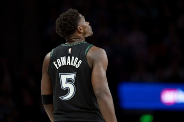 持续低迷！爱德华兹跳起传球 戈贝尔没接好再度失误